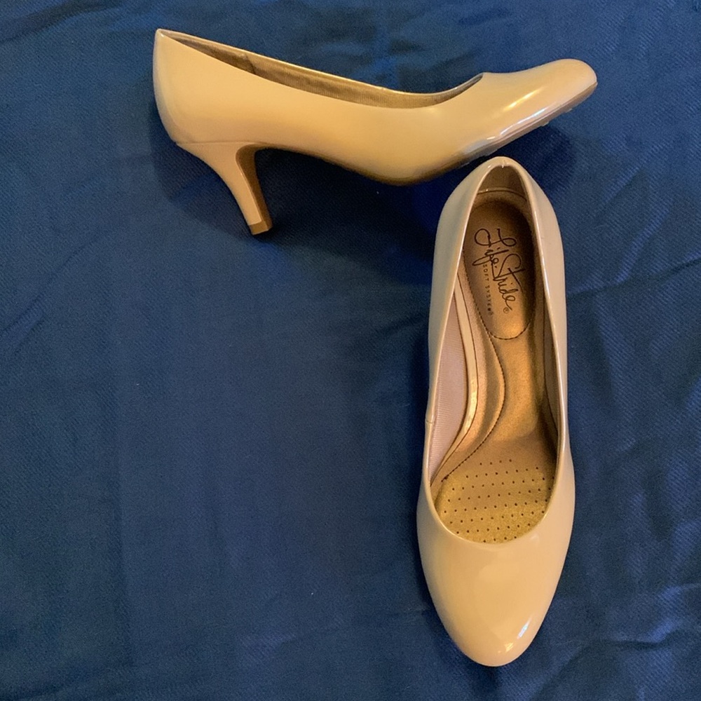Life Stride Cream Heels Classic Patent - Picture 2 of 5